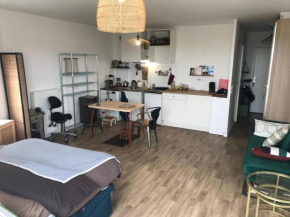 Large studio direct access to Paris center